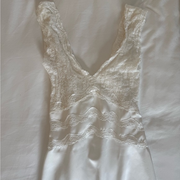 Elegant White Lace Dress - Picture 1 of 5